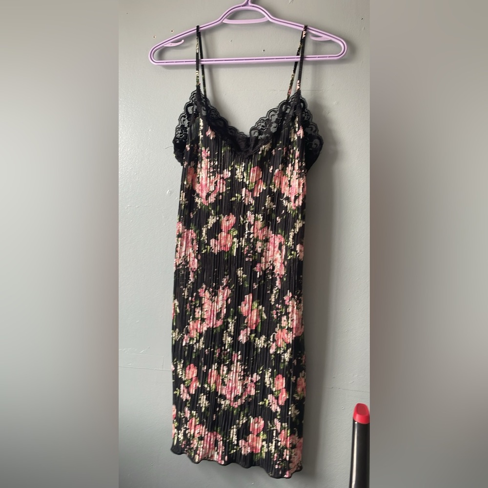 WOMANS NIGHT WEAR